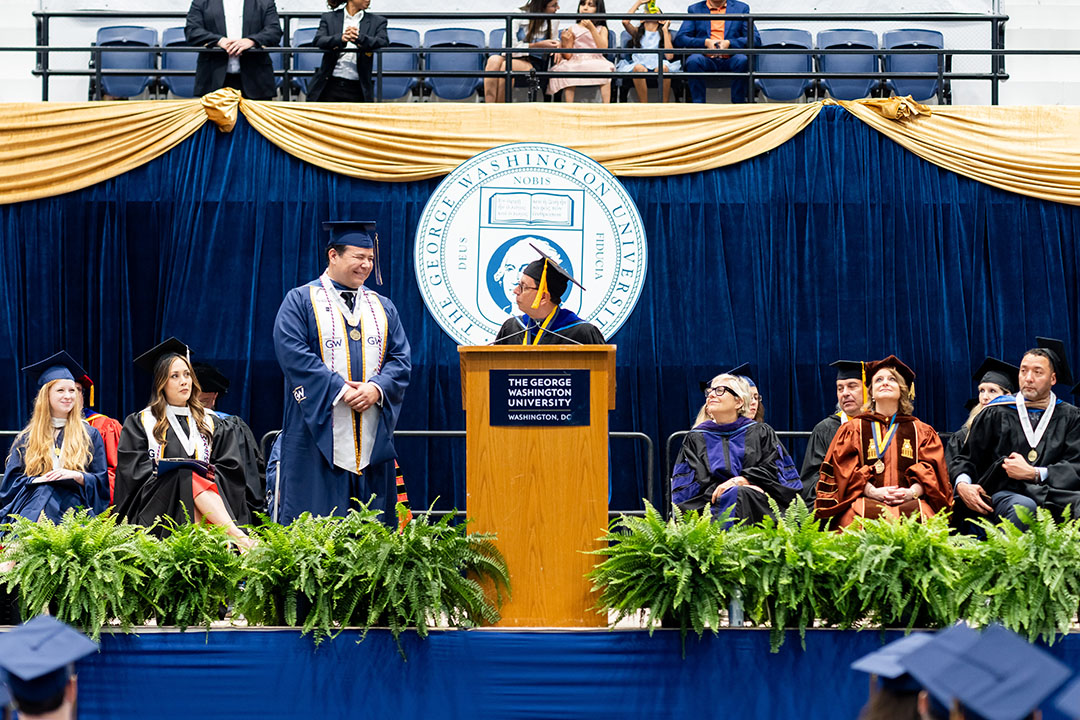 Roberto presenting award